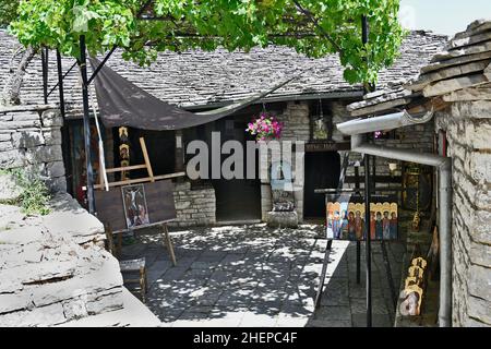 Monodendri, Griechenland - 28. Juni 2021: Innenhof mit Souvenirladen im alten Kloster Agia Paraskevi, erbaut im 15th. Jahrhundert am Rande der Vikos-Schlucht Stockfoto