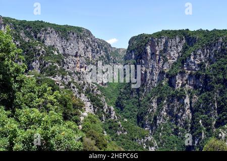 Griechenland, schöner Blick auf die Vikos-Schlucht mit dem alten Kloster Agia Paraskevi aus dem 15th. Jahrhundert, die tiefste Schlucht der Welt, die 1997 im Guinn erwähnt wurde Stockfoto