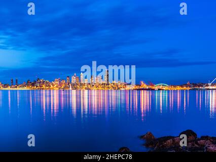 Skyline von Seattle City mit Reflexion im Wasser, seattle, washington, usa. Stockfoto