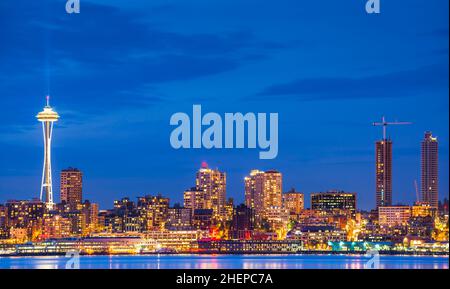 Skyline von Seattle City mit Reflexion im Wasser, seattle, washington, usa. Stockfoto