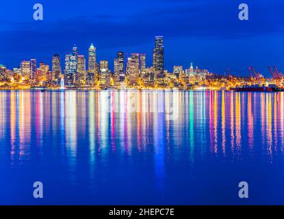 Skyline von Seattle City mit Reflexion im Wasser, seattle, washington, usa. Stockfoto