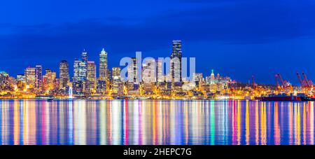 Skyline von Seattle City mit Reflexion im Wasser, seattle, washington, usa. Stockfoto