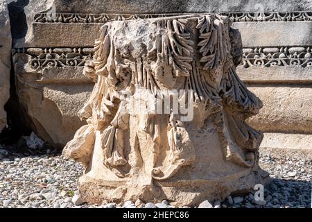 Details der antiken Säule, die an einer archäologischen Stätte in Myra, Türkei, gestapelt wurde Stockfoto