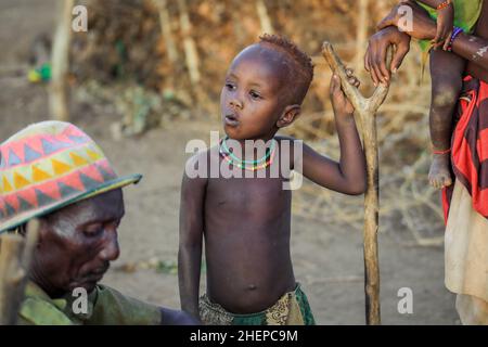 Nahaufnahmen von Dassanech Tribe Children mit traditioneller heller Halskette im Dorf Stockfoto