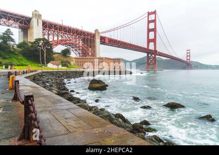 Die Golden Gate Bridge, gesehen bei Sonnenaufgang, San Francisco, Kalifornien. Stockfoto