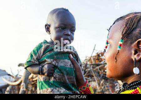 Nahaufnahmen von Dassanech Tribe Children mit traditioneller heller Halskette im Dorf Stockfoto