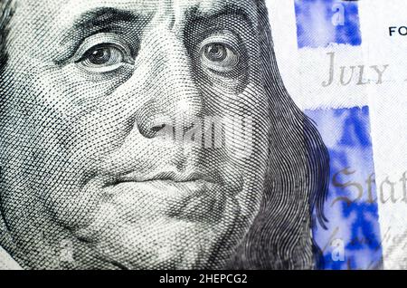 100-Dollar-Schein aus nächster Nähe. Teil einer neuen Hundert-Dollar-Rechnung. Benjamin Franklin Nahaufnahme Porträt Stockfoto