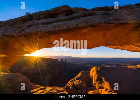 Mesa Arch, Canyonland National Park bei Sonnenaufgang, Moab, Utah, usa. ud. Stockfoto