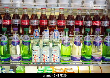 Präsentation gekühlter Getränke in Flaschen Stockfoto