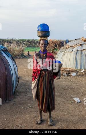 Dassanech Tribe Alte Frau mit traditioneller heller Halskette im Dorf Stockfoto