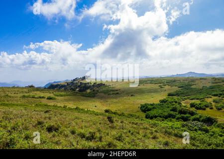 Panoramablick auf die Simien Mountains in den Wolken von der Gondar Road Stockfoto