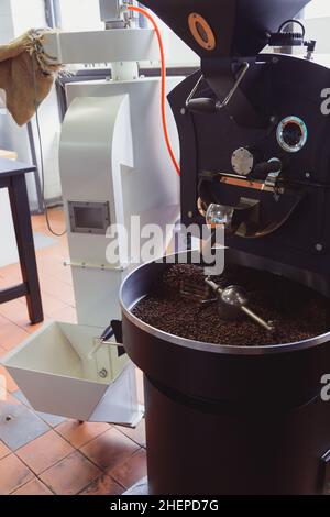 Industrielles Gerät für Kaffeebohnenröster. Beim Rösten von Kaffee werden grüne Kaffeebohnen zu gerösteten Kaffeeprodukten. Stockfoto