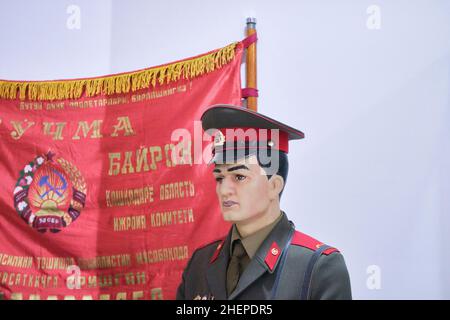 Diorama eines russischen, sowjetischen Offiziers und einer Flagge. Im Staatlichen Museum der Streitkräfte der Republik Usbekistan in Taschkent. Auch bekannt als De Stockfoto