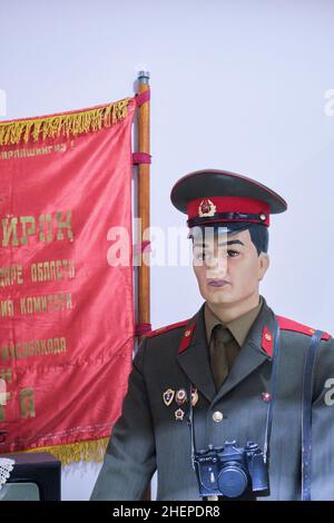 Diorama eines russischen, sowjetischen Offiziers und einer Flagge. Im Staatlichen Museum der Streitkräfte der Republik Usbekistan in Taschkent. Auch bekannt als De Stockfoto