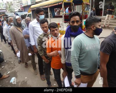 Dhaka, Bangladesch. 12th Januar 2022. Die Menschen stehen vor der Tür, um die erste Dosis des Vero-Zell-Coronavirus-Impfstoffs (COVID-19) außerhalb eines Gemeinschaftszentrums in Dhaka zu erhalten. (Bild: © MD Mehedi Hasan/ZUMA Press Wire) Stockfoto