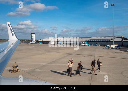 Ryanair Boeing 737-Flugzeug auf dem Stand am Flughafen London Southend, Essex, nachdem die Passagiere aus Alicante zum Terminal gelaufen waren Stockfoto