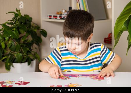 Ein Vorschulkinder spielt Puzzles, stellt ein Bild zusammen Stockfoto