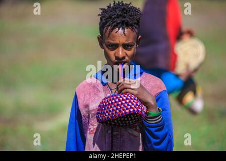 Lokale Verkäufer von traditionellen und hellen afrikanischen Souvenirs in Simien Mountains Stockfoto