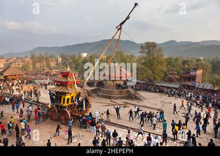 Tipwa Jatra zum Jahresbeginn ein Tauziehen zwischen den Vierteln Thane und Kone in der UNESCO-Weltkulturerbestadt Bhaktapur, Nepal. Stockfoto