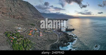 Luftpanorama der Küste in der Nähe von Las Puntas, El Hierro (Kanarische Inseln) in der Dämmerung Stockfoto