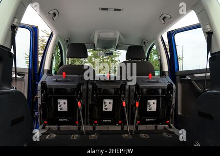 Dolyna, Ukraine 22. Dezember 2021: Volkswagen Touran-Sitze, gepflegter und sauberer Innenraum, graue Stoffsitze, gefaltete Sitze. Stockfoto