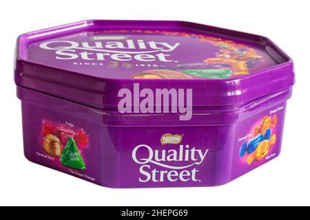 Wanne mit Nestlé Nestle Quality Street Pralinen Süßigkeiten isoliert auf weißem Hintergrund Stockfoto