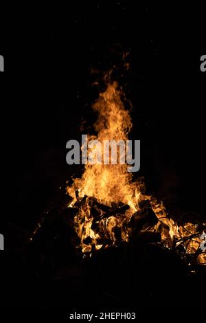 Nacht Lagerfeuer mit verfügbaren Platz auf der linken Seite Stockfoto