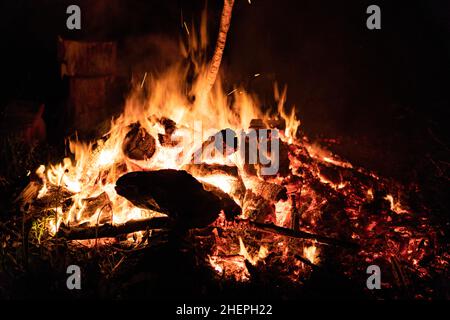 Nacht Lagerfeuer mit verfügbaren Platz auf der linken Seite Stockfoto