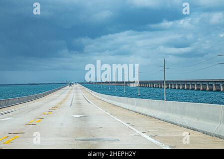 Die 7 Meilen lange Brücke mit der alten Brücke von 1912 auf der rechten Seite betreten Stockfoto