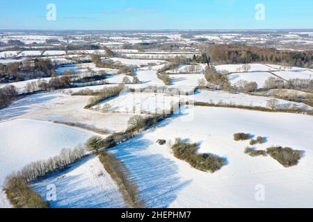 Verschneite Kulturlandschaft mit Weiden und Hecken, Drohnenfoto, Deutschland, Schleswig-Holstein Stockfoto