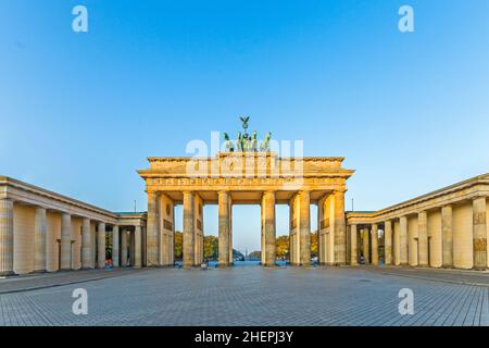 Brandenburger Tor in Berlin am frühen Morgen ohne Touristen Stockfoto