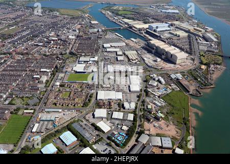 Luftaufnahme von Barrow in Furness, Cumbria, mit Blick nach Südosten auf die Hindpool Road mit BAE oben rechts Stockfoto