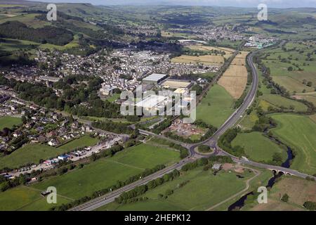 Luftaufnahme des Aire Valley bei Steeton (südlich von Silsden) mit Blick nach Westen auf der Straße A629 in Richtung Cross Hills, Keighley Stockfoto