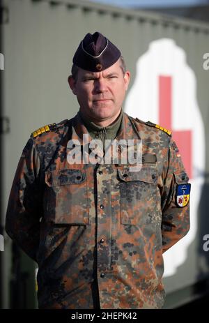 11. Januar 2022, Niedersachsen, Quakenbrück: Flottenapotheker Martin Pape steht vor einem Container. Die Apotheke der Bundeswehr in der Artland-Kaserne hat bereits rund 100 Millionen Impfdosen abgefertigt. Seit letztem Jahr werden in Deutschland Corona-Impfdosen aus den Artland-Kasernen im Landkreis Osnabrück verteilt. Foto: Friso Gentsch/dpa Stockfoto