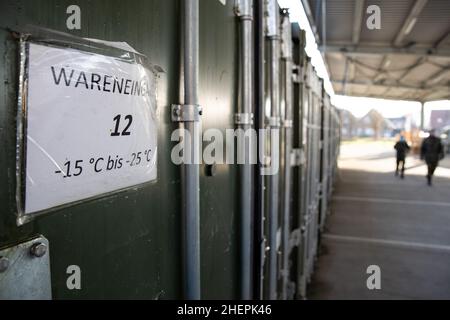 11. Januar 2022, Niedersachsen, Quakenbrück: An einem Kühlcontainer für Impfstoffe hängt ein Wareneingangsschild. Die Apotheke der Bundeswehr in der Artland-Kaserne hat bereits rund 100 Millionen Impfdosen abgefertigt. Seit letztem Jahr werden in Deutschland Corona-Impfdosen aus den Artland-Kasernen im Landkreis Osnabrück verteilt. Foto: Friso Gentsch/dpa Stockfoto