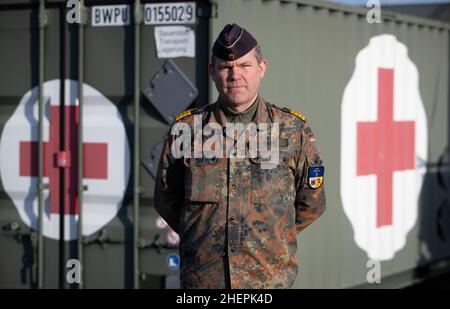 11. Januar 2022, Niedersachsen, Quakenbrück: Flottenapotheker Martin Pape steht vor einem Container. Die Apotheke der Bundeswehr in der Artland-Kaserne hat bereits rund 100 Millionen Impfdosen abgefertigt. Seit letztem Jahr werden in Deutschland Corona-Impfdosen aus den Artland-Kasernen im Landkreis Osnabrück verteilt. Foto: Friso Gentsch/dpa Stockfoto