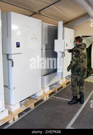 11. Januar 2022, Niedersachsen, Quakenbrück: Duane-Eddy Harder, Senior Field Pharmacist, steht vor einem Kühlschrank für Impfstoffe. Die Apotheke der Bundeswehr in der Artland-Kaserne hat bereits rund 100 Millionen Impfdosen abgefertigt. Seit letztem Jahr werden in Deutschland Corona-Impfdosen aus den Artland-Kasernen im Landkreis Osnabrück verteilt. Foto: Friso Gentsch/dpa Stockfoto