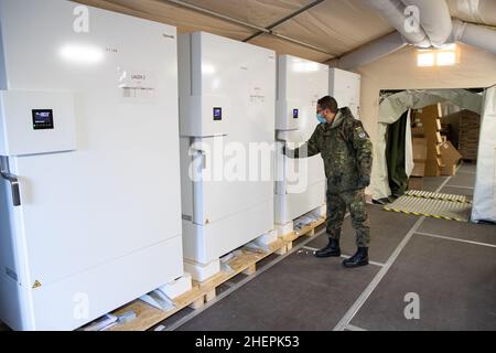 11. Januar 2022, Niedersachsen, Quakenbrück: Duane-Eddy Harder, Senior Field Pharmacist, steht vor einem Kühlschrank für Impfstoffe. Die Apotheke der Bundeswehr in der Artland-Kaserne hat bereits rund 100 Millionen Impfdosen abgefertigt. Seit letztem Jahr werden in Deutschland Corona-Impfdosen aus den Artland-Kasernen im Landkreis Osnabrück verteilt. Foto: Friso Gentsch/dpa Stockfoto