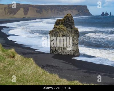 Stürmischer, launischer Tag am schwarzen Sandstrand Reynisfjara im Süden Islands, Europa, riesige Wellen am Atlantik Stockfoto