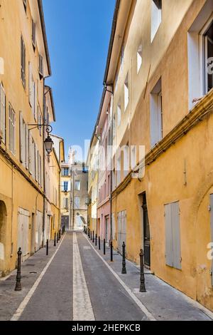 Malerische schmale Straße mit alten typischen Häusern in Aix en Provence Stockfoto