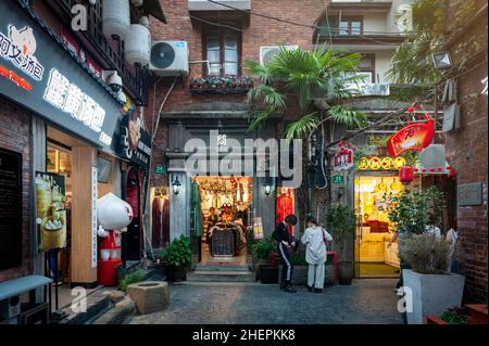 Tianzifang, ein beliebtes Touristenziel mit Boutiquen, Kunsthandwerksläden, Cafés, Bars und Restaurants in Shanghai, China Stockfoto