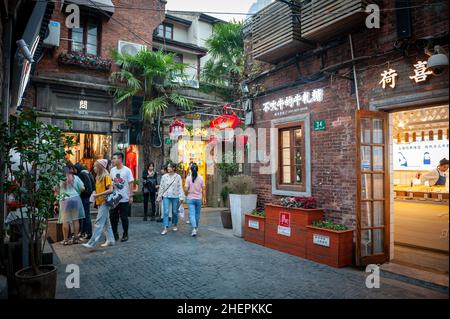 Tianzifang, ein beliebtes Touristenziel mit Boutiquen, Kunsthandwerksläden, Cafés, Bars und Restaurants in Shanghai, China Stockfoto