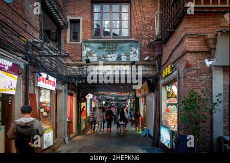 Tianzifang, ein beliebtes Touristenziel mit Boutiquen, Kunsthandwerksläden, Cafés, Bars und Restaurants in Shanghai, China Stockfoto