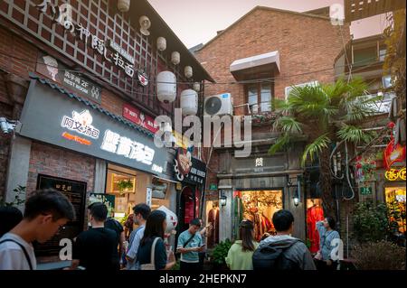 Tianzifang, ein beliebtes Touristenziel mit Boutiquen, Kunsthandwerksläden, Cafés, Bars und Restaurants in Shanghai, China Stockfoto