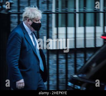 London UK 12 January 2022 Boris Johnson verlässt die Downing Street 10, um seine wohl härteste Ministerfrage zu beantworten, die er heute hat, und behauptet, dass er sich nicht richtig verhalten habe, was eine boozy Party in Downing Street Gardens, die Renovierung seiner Wohnung und seinen Chill-Out-Stand in Bezug auf Covid 19 betrifft, der schwer um den Hals hängt. Paul Quezada-Neiman/Alamy Live News Stockfoto