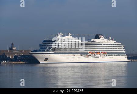 12/01/2022 London International Cruise Terminal Tilbury UK Viking Venus ist das erste Kreuzfahrtschiff, das 2022 den London International Cruise Terminal besucht Stockfoto