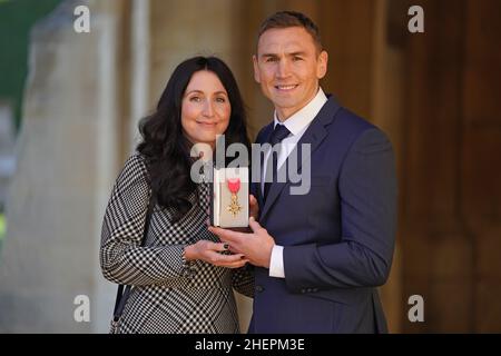 Der ehemalige Rugby-League-Fußballer und Geldgeber für die Motoneuronee-Krankheit Kevin Sinfield mit seiner Frau Jayne Sinfield, nachdem er während einer Investiturfeier im Schloss Windsor einen OBE erhalten hatte. Bilddatum: Mittwoch, 12. Januar 2022. Stockfoto