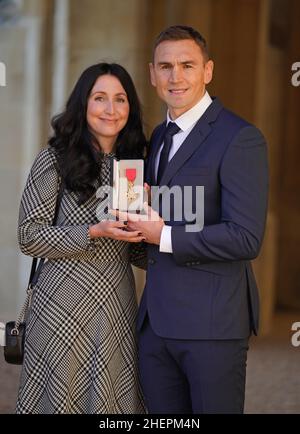 Der ehemalige Rugby-League-Fußballer und Geldgeber für die Motoneuronee-Krankheit Kevin Sinfield mit seiner Frau Jayne Sinfield, nachdem er während einer Investiturfeier im Schloss Windsor einen OBE erhalten hatte. Bilddatum: Mittwoch, 12. Januar 2022. Stockfoto