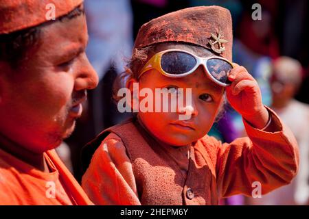 Ein Gesicht in der Menge während des Sindoor Jatra (Vermillion Festival) - Teil des nepalesischen Neujahrs (Bisket Jatra) in Bhaktapur. Stockfoto