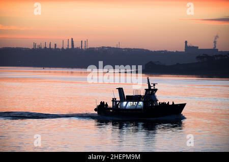 Cobh, Cork, Irland. 12th. Januar 2022. Ferry Kaycraft transportiert Marinepersonal vor Sonnenaufgang zwischen dem Marinestützpunkt an der Haulbowline und dem Marinepier in Cobh, Co. Cork, Irland.- Credit; David Creedon / Alamy Live News Stockfoto